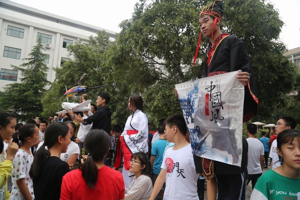 古色古香中国风 历史社前人头攒动