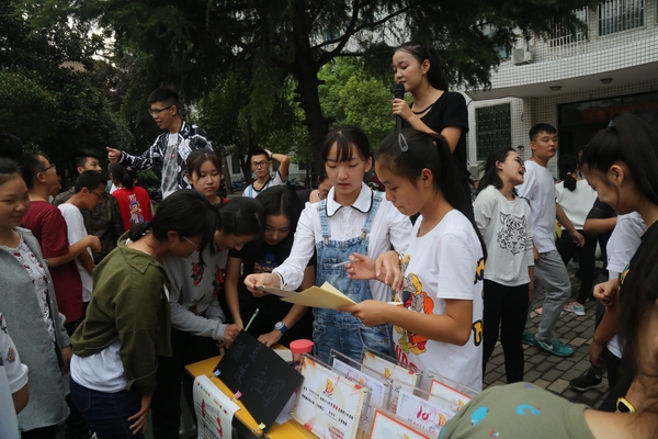 摆满了获奖证书的体操社正在介绍社团本学期的活