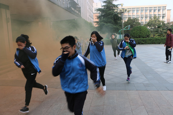 同学们有序疏散