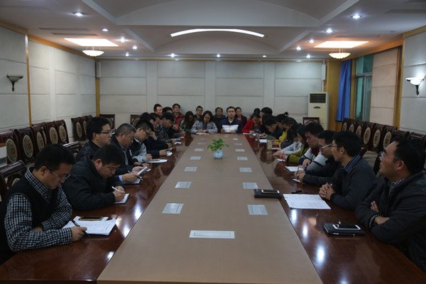 全体班主任老师认真听会