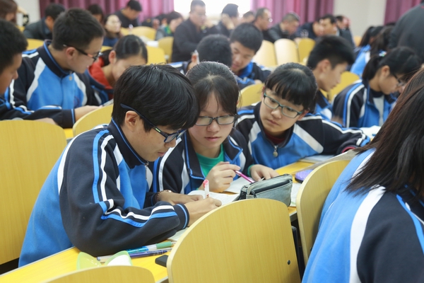 同学们在课堂上进行小组学习