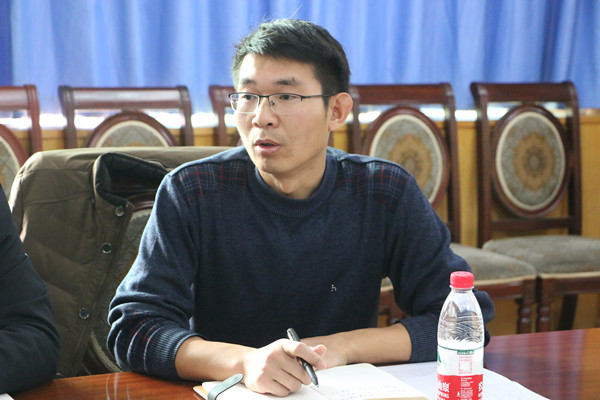 会议由政教处主任潘冠华主持