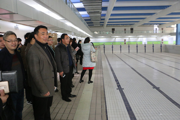 家长参观室内游泳馆建设情况