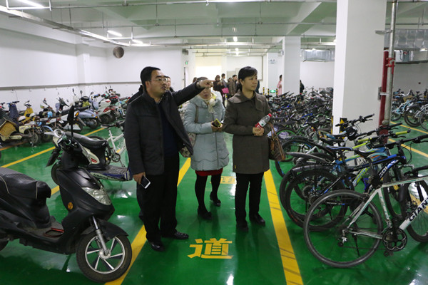 家长参观学生地下停车场