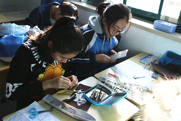 郑州19中选手制作模型 