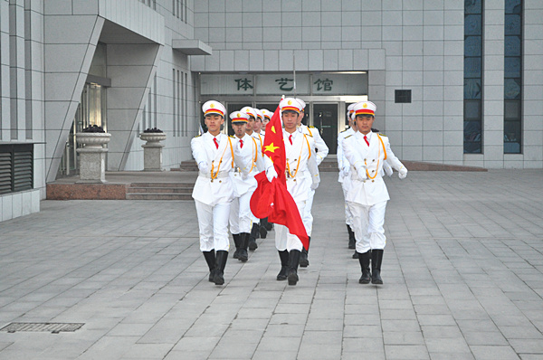 校男子国旗班执行开学典礼升旗任务