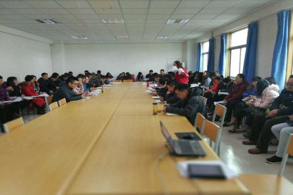 班主任进行讨论交流