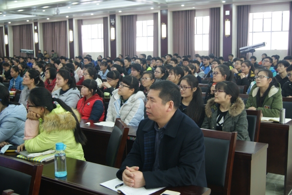 李伏庆副校长和同学们一起全神贯注地听讲