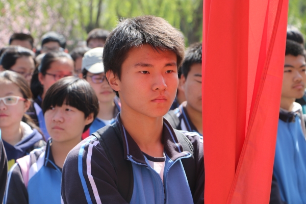 出发前学生坚毅的目光