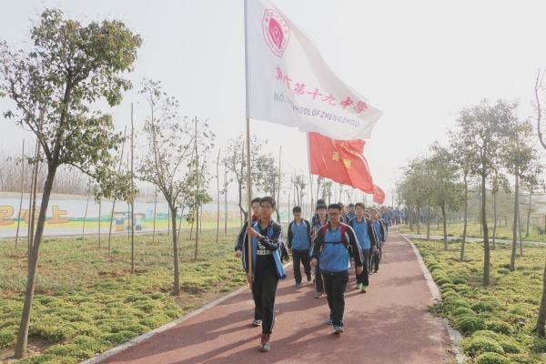 同学们意气风发地行进在路上