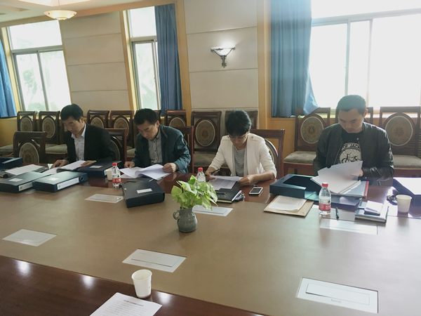 检查组对我校爱国卫生档案进行检查