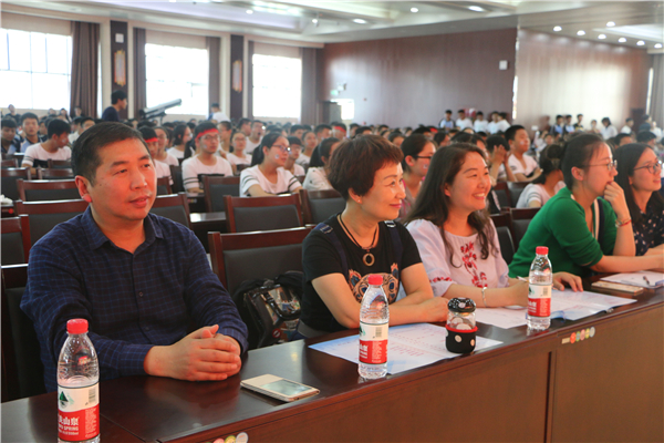 副校长李伏庆与该校音乐美术等教师共同担任此次比赛的评委