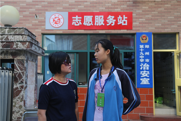 校学生志愿者为考试家长提供引导服务