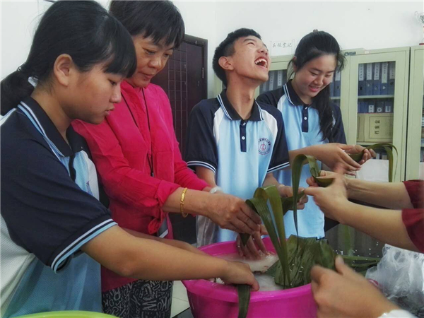 师生携手乐在其中