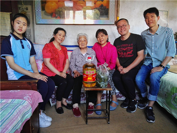 郑州十九中师生志愿者与社区工作人员一道慰问老党员