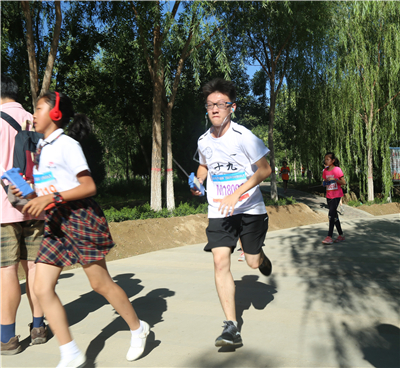 赛场上十九学子在飞驰
