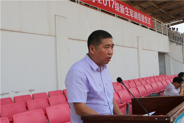 副校长李伏庆宣读本次军训的表彰决定