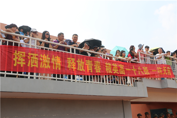 家长朋友们拉起横幅为孩子们助威