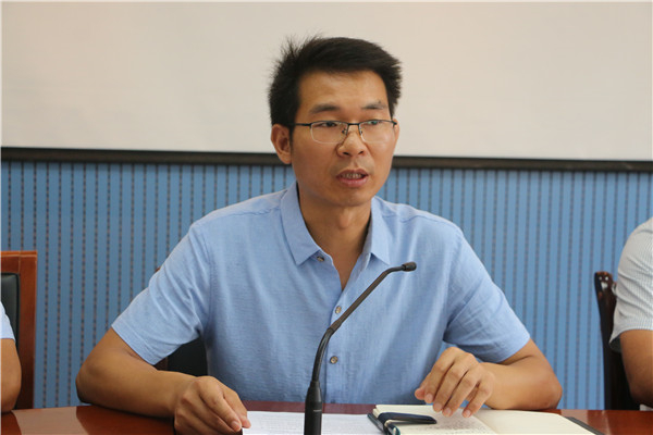 政教处主任潘冠华主持班主任会