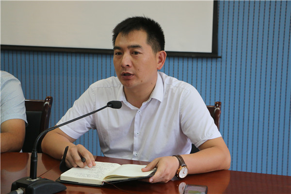 政教处副主任彭得发对班级卫生做出要求