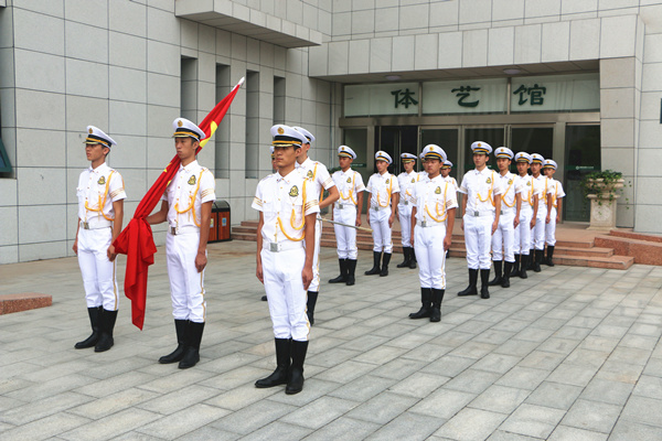 校男子国旗班整装待发
