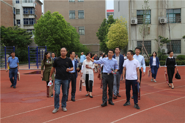 政教处主任潘冠华带领学生家长参观校园