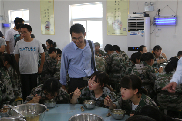 政教处主任潘冠华向同学们了解伙食情况
