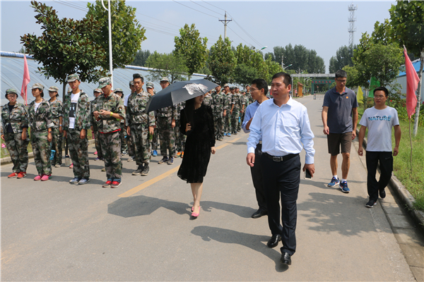 副校长李伏庆在晨明基地负责人的陪同下慰问同学们