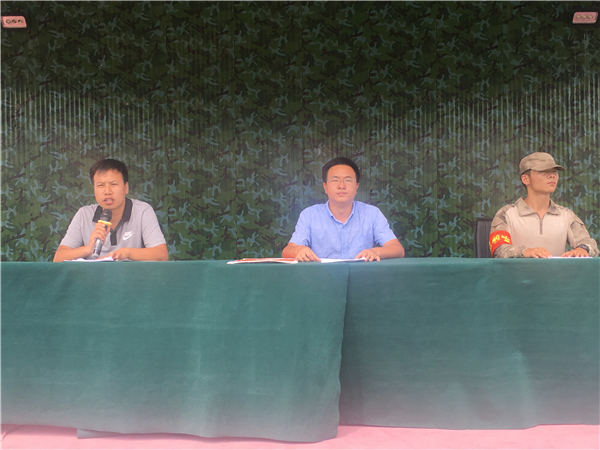 政教处副主任高亮、高一年级长程宝义及基地总教官出席本次闭营仪式