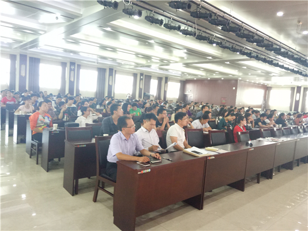 郑州市各学校政治教师专注听会
