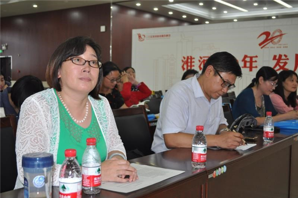 郑州教研室中学英语组组长丁丽云老师在认真听会