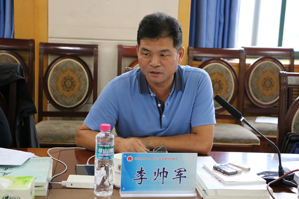 督导组成员、教育名家李帅军督导学校工作
