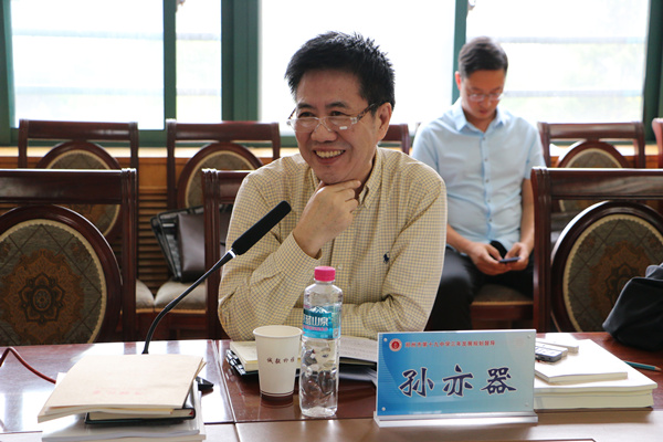 督导组成员、教育名家孙亦器督导学校工作