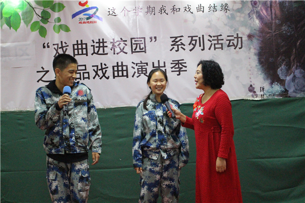 同学们上台参与互动表演