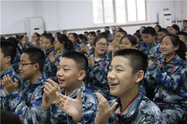 同学们为精彩的曲艺演出喝彩