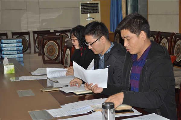 会上老师们对参与评审的成果材料认真核查
