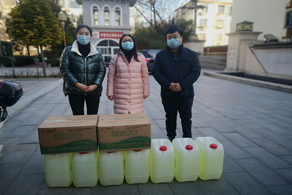学生家长捐赠疫情防控物资