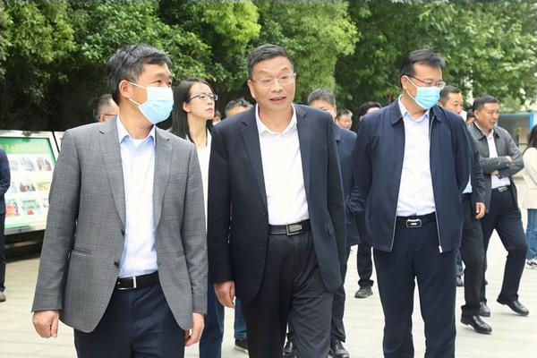1国家疾控局传防司司长雷正龙一行实地调研郑州市第十九高级中学疫情防控情况