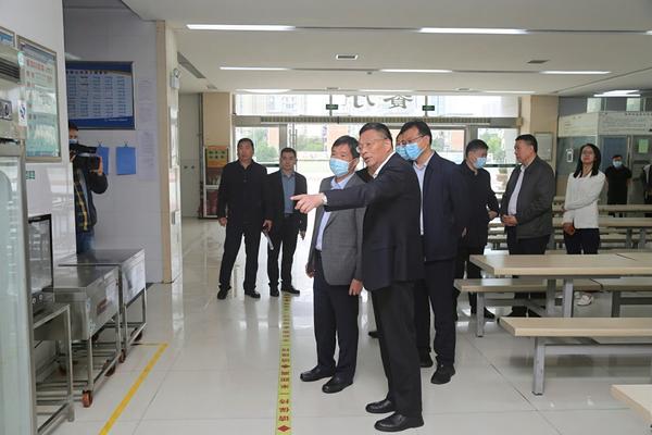 2郑州市第十九高级中学党委书记、校长梁寅峰向调研组介绍餐厅疫情防控情况