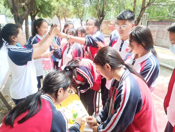 8学生参加心语漂流卡活动