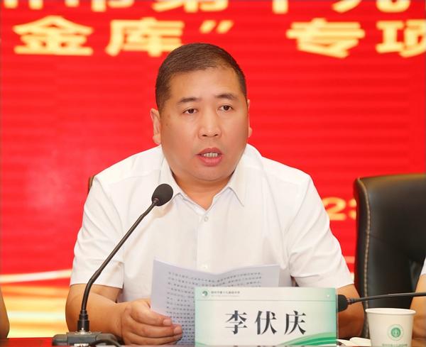 4副校长李伏庆布置新学期学生报到、校园安全、生活设施设备使用与保护等事宜。_副本