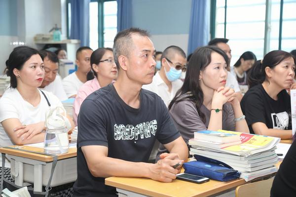 1郑州市第十九高级中学召开2024届高三年级家长会 (2)
