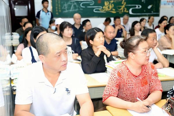 4家长们认真聆听班主任分析班情