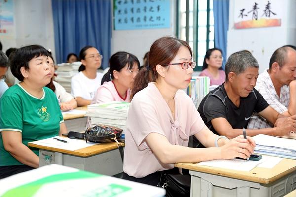 5家长们专注聆听任课教师发言
