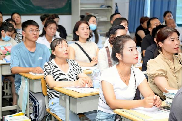 6家长们认真聆听学生代表发言