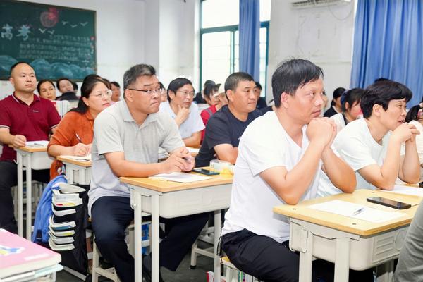 8认真聆听家长代表发言