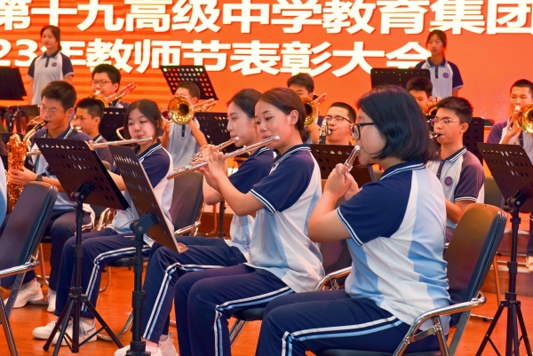 2开场管乐演奏《青春舞曲》和《在那遥远的地方》  (1)_副本