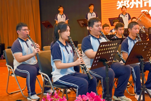 2开场管乐演奏《青春舞曲》和《在那遥远的地方》  (2)_副本
