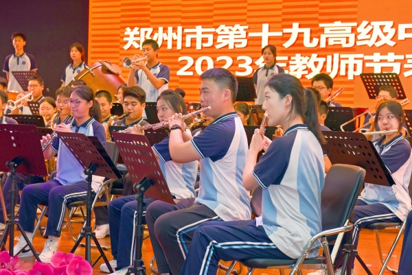 2开场管乐演奏《青春舞曲》和《在那遥远的地方》 (2)_副本