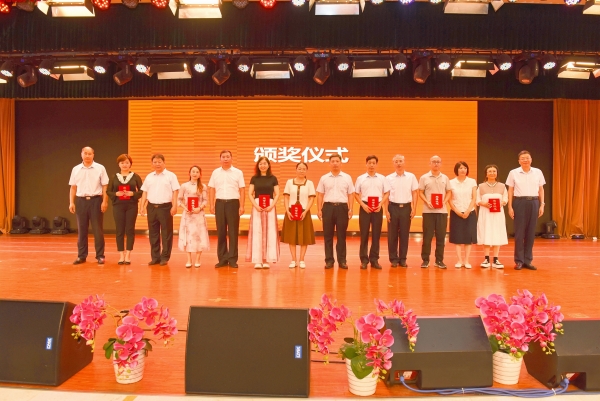 6学校班子成员为获奖教师颁奖_副本
